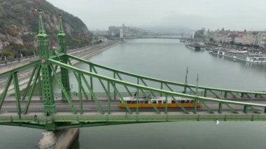 Budapeşte Szabadsag 'ın hava görüntüsü Özgürlük Köprüsü veya Özgürlük Köprüsü' nü gizledi, Buda ve Pest 'i Tuna Nehri' nin karşısına bağladı. Tarihi şehirde ikonik köprü boyunca bir tramvay dolaşır.