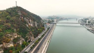 Budapeşte, Macaristan 'ın Havadan Görüntü Çekimi. Elisabeth Köprüsü veya Erzsebet ve Gellert Tepesi, bulutlu bir gün