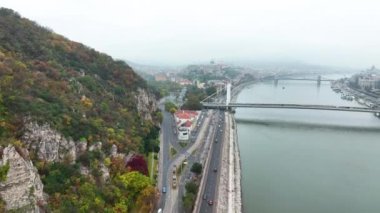 Budapeşte, Macaristan 'ın Havadan Görüntü Çekimi. Elisabeth Köprüsü veya Erzsebet ve Gellert Tepesi, bulutlu bir gün