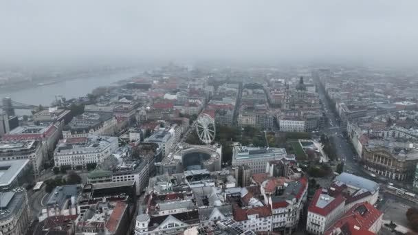 匈牙利布达佩斯 乌云密布的圣斯蒂芬斯大教堂的空中风景 — 图库视频影像