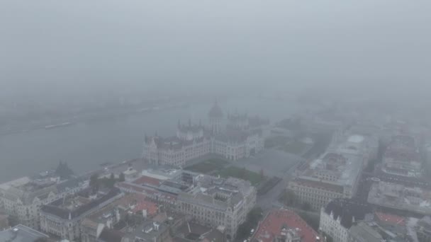 Καθιέρωση Aerial View Shot Budapest Hungarian Parliament Building Μια Συννεφιασμένη — Αρχείο Βίντεο