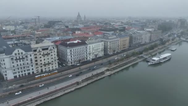 曇りの日の間に都市周辺を通過する典型的なブダペストトラムの空中ビュー 空中追跡は ハンガリーの広い角度で撮影しました — ストック動画