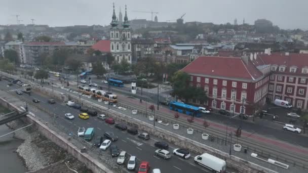 Вид Воздуха Типичный Будапештский Трамвай Проходящий Через Окрестности Города Пасмурный — стоковое видео
