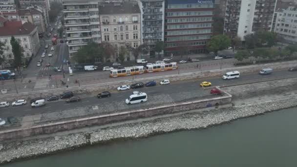 Вид Воздуха Типичный Будапештский Трамвай Проходящий Через Окрестности Города Пасмурный — стоковое видео