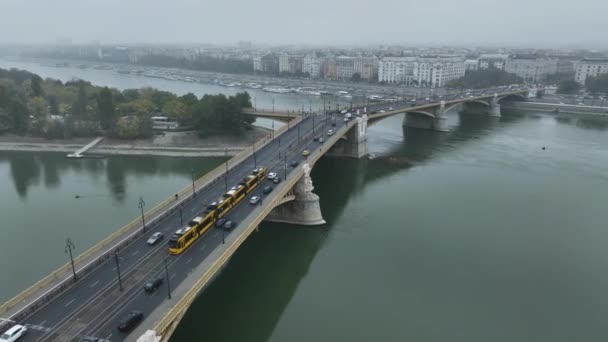 Budapest Margit Híd Vagy Margit Duna Felett Töltésen Tömegközlekedés Városban — Stock videók