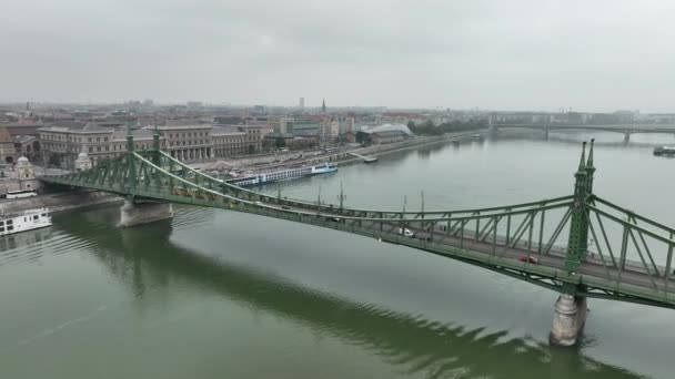 ブダペストの空中ビューSzabadsagは自由の橋や自由の橋を隠し ドナウ川を渡ってブダとペストを結ぶ トラムは象徴的な橋に沿って歴史的な都市内を循環します — ストック動画