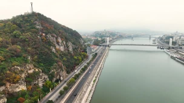 Воздушный Вид Будапешт Венгрия Мост Элизабет Эржебет Геллерт Хилл Облачный — стоковое видео
