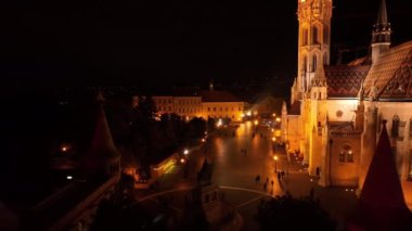 Gece Matthias Kilisesi ve Balıkçı Kalesi 'nin havadan görüntüsü alınıyor. Budapeşte, Macaristan