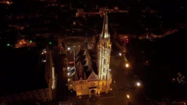 Gece Matthias Kilisesi ve Balıkçı Kalesi 'nin havadan görüntüsü alınıyor. Budapeşte, Macaristan
