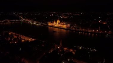 Tuna Nehri ile aydınlatılmış Macar Parlamento Binası 'nın havadan görünüşü. Budapeşte, Macaristan. Seyahat, turizm ve Avrupa 'nın Siyasi Simgesi Hedefi