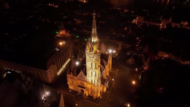 Stabilirea Aerial View Shot Matthias Church Fishermans Bastion Night Budapesta — Videoclip de stoc
