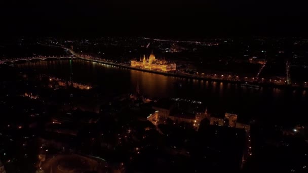 从空中俯瞰闪烁着光芒的多瑙河匈牙利议会大楼 匈牙利布达佩斯 旅游和欧洲政治地标目的地 — 图库视频影像