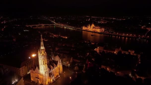 Luchtfoto Van Boedapest Hongaars Parlementsgebouw Matthiaskerk Vissersbastion Donau Nachts Hongarije — Stockvideo