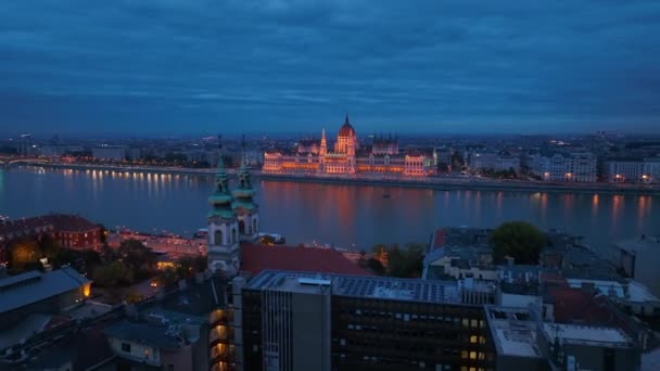 Vista Aérea Del Edificio Iluminado Del Parlamento Húngaro Con Río — Vídeo de stock