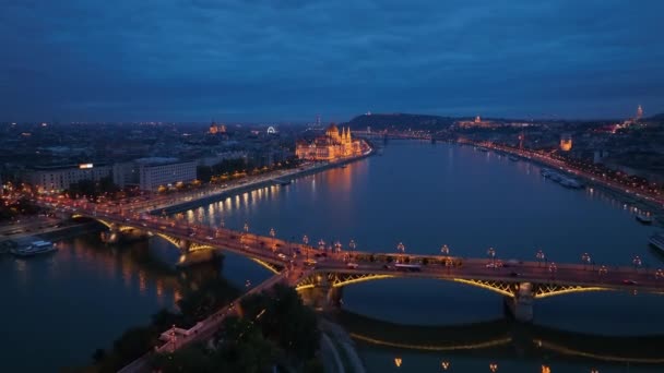 Luchtfoto Van Boedapest Hongaars Parlementsgebouw Margaret Bridge Nachts Reizen Toerisme — Stockvideo