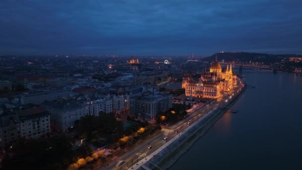 Widok Lotu Ptaka Oświetlony Budynek Parlamentu Węgierskiego Nad Dunajem Budapeszt — Wideo stockowe