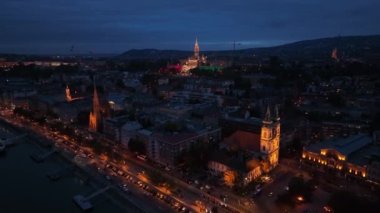 Gece Matthias Kilisesi ve Balıkçı Kalesi 'nin havadan görüntüsü alınıyor. Budapeşte, Macaristan