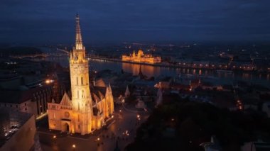 Budapeşte Macar Parlamento Binası, Matthias Kilisesi, Balıkçı Kalesi ve Tuna Nehri 'nin gece manzarası, Macaristan