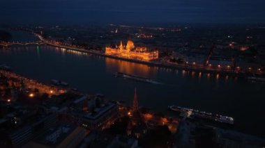 Tuna Nehri ile aydınlatılmış Macar Parlamento Binası 'nın havadan görünüşü. Budapeşte, Macaristan. Seyahat, turizm ve Avrupa 'nın Siyasi Simgesi Hedefi