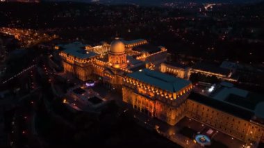 Budapeşte, Macaristan 'daki Budapeşte Sarayı' nın gece görüşü