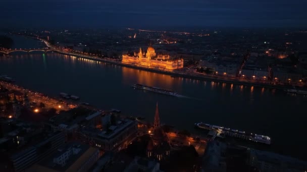 Widok Lotu Ptaka Oświetlony Budynek Parlamentu Węgierskiego Nad Dunajem Budapeszt — Wideo stockowe