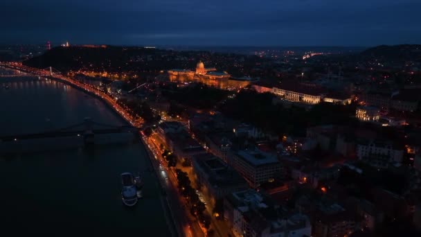 布达佩斯布达城堡皇家宫殿灯火通明 一个令人惊叹的空中夜景 匈牙利 — 图库视频影像