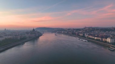 Macaristan 'ın Budapeşte kentindeki Tuna Nehri' nin doğuşuyla Macar Parlamento Binası 'nın hava manzarası. Seyahat, turizm ve Avrupa 'nın Siyasi Simgesi Hedefi