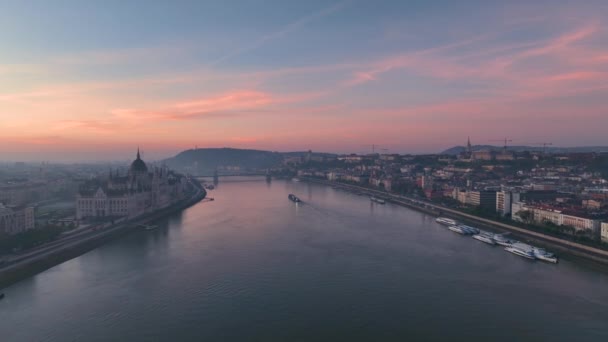 Luchtfoto Van Het Hongaarse Parlementsgebouw Bij Zonsopgang Met Donau Boedapest — Stockvideo