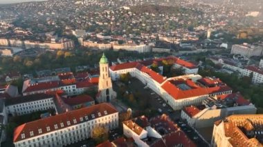 Budapeşte şehrinin gökyüzü manzarası. Buda 'lı Mary Magdalene Kilisesi, Varkerulet Bölgesi' nin en eski kiliselerinden biri, Buda Kalesi Bölgesi. Macaristan