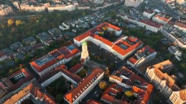 Budapeşte şehrinin gökyüzü manzarası. Buda 'lı Mary Magdalene Kilisesi, Varkerulet Bölgesi' nin en eski kiliselerinden biri, Buda Kalesi Bölgesi. Macaristan