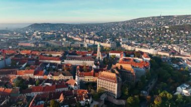 Budapeşte şehrinin gökyüzü manzarası. Buda 'lı Mary Magdalene Kilisesi, Varkerulet Bölgesi' nin en eski kiliselerinden biri, Buda Kalesi Bölgesi. Macaristan