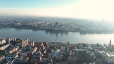 Budapeşte 'deki Macar Parlamento Binası' nın havadan görünüşü. Macaristan 'ın başkentinin gündüz manzarası. Seyahat, turizm ve Avrupa 'nın Siyasi Simgesi Hedefi.
