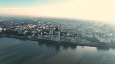Budapeşte 'deki Macar Parlamento Binası' nın havadan görünüşü. Macaristan 'ın başkentinin gündüz manzarası. Seyahat, turizm ve Avrupa 'nın Siyasi Simgesi Hedefi.