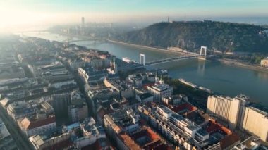 Budapeşte, Macaristan 'ın Havadan Görüntü Çekimi. Elisabeth Köprüsü veya Erzsebet, Budapeşte, Macaristan 'ın Tuna Nehri üzerinden Buda ve Pest' i birbirine bağlayan üçüncü yeni köprüdür.
