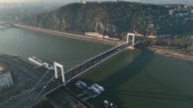 Budapeşte, Macaristan 'ın Havadan Görüntü Çekimi. Elisabeth Köprüsü veya Erzsebet, Budapeşte, Macaristan 'ın Tuna Nehri üzerinden Buda ve Pest' i birbirine bağlayan üçüncü yeni köprüdür.