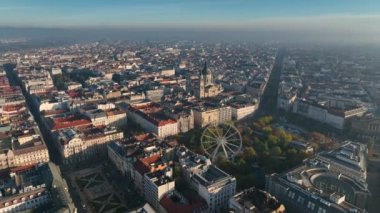Sabahın erken saatlerinde St. Stephens Bazilikası 'nın havadan görüntüsü çekiliyor. Budapeşte, Macaristan