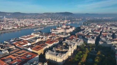 Budapeşte 'deki Macar Parlamento Binası' nın havadan görünüşü. Macaristan 'ın başkentinin gündüz manzarası. Seyahat, turizm ve Avrupa 'nın Siyasi Simgesi Hedefi.