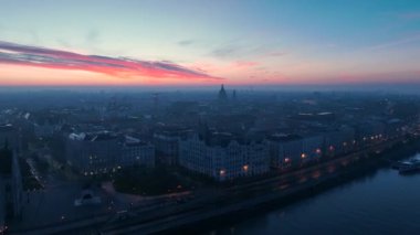 Budapeşte şehrinin hava manzarası ufuk çizgisi ve güneş doğarken St. Stephens Bazilikası, Macaristan