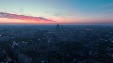 Budapeşte şehrinin hava manzarası ufuk çizgisi ve güneş doğarken St. Stephens Bazilikası, Macaristan
