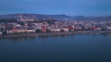 Sabah ışığı, Budapeşte, Macaristan 'ın Havadan Görüntü Çekimi. Buda ve Tuna nehri gün doğumunda