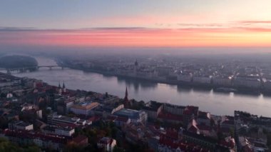 Macaristan 'ın Budapeşte kentindeki Tuna Nehri' nin doğuşuyla Macar Parlamento Binası 'nın hava manzarası. Seyahat, turizm ve Avrupa 'nın Siyasi Simgesi Hedefi