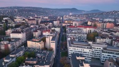 Macaristan 'ın Budapeşte şehrinin hava manzarası gün doğumunda yükseliyor