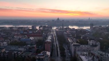 Macaristan 'ın Budapeşte kentindeki Tuna Nehri' nin doğuşuyla Macar Parlamento Binası 'nın hava manzarası. Seyahat, turizm ve Avrupa 'nın Siyasi Simgesi Hedefi