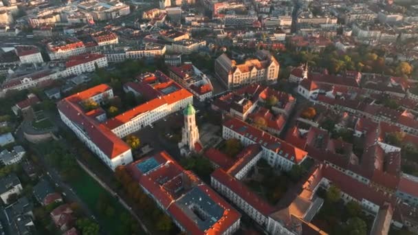 Budapeşte Şehrinin Gökyüzü Manzarası Buda Mary Magdalene Kilisesi Varkerulet Bölgesi — Stok video