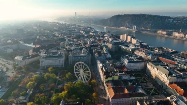在匈牙利布达佩斯建立空中视图拍摄 伊丽莎白桥 Elisabeth Bridge或Erzsebet Hid 是匈牙利布达佩斯的第三座新桥 横跨多瑙河连接布达和佩斯 — 图库视频影像