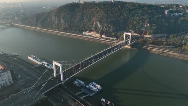 在匈牙利布达佩斯建立空中视图拍摄 伊丽莎白桥 Elisabeth Bridge或Erzsebet Hid 是匈牙利布达佩斯的第三座新桥 横跨多瑙河连接布达和佩斯 — 图库视频影像