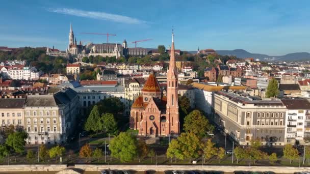 布达佩斯城市天际线的空中景观 Szilagyi Dezso Square Reformed Church 是匈牙利布达佩斯的一座新教教堂 — 图库视频影像
