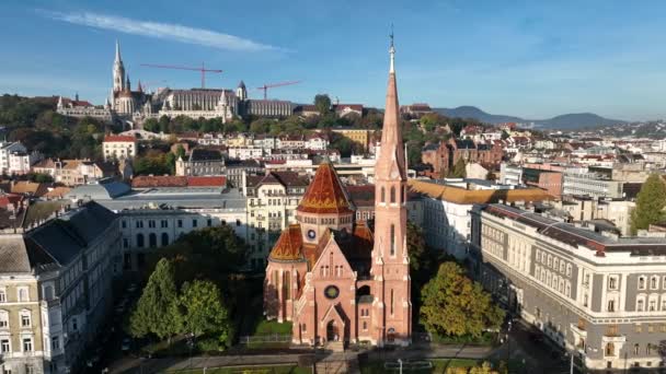 ブダペスト市のスカイラインの空中ビュー Silagyi Dezso広場改革教会は ハンガリーのブダペストにあるプロテスタント教会です — ストック動画