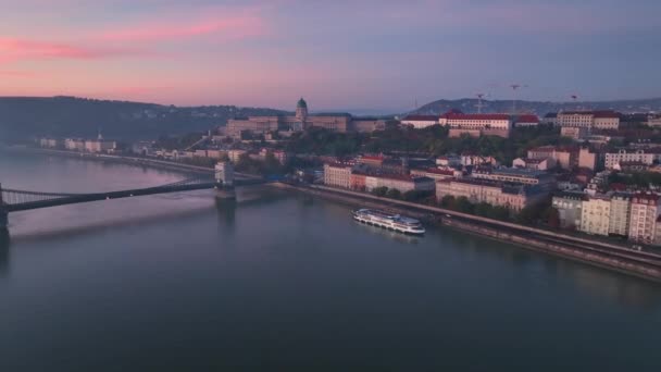 Budapest Zonsopgang Skyline Vanuit Lucht Kettingbrug Donau Geweldig Licht Hongarije — Stockvideo