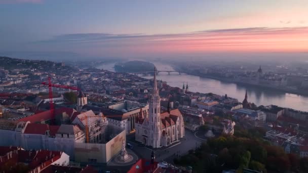 匈牙利布达佩斯 以匈牙利议会为背景 飞越著名的渔民城堡和马蒂亚斯教堂 飞往多瑙河 — 图库视频影像